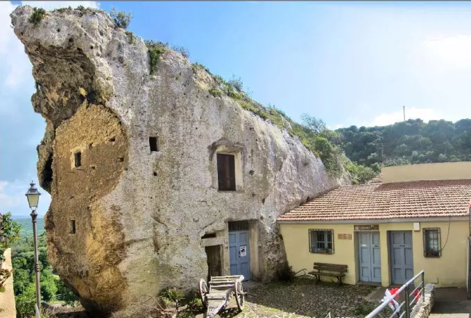 Domu de janas La Rocca - Sedini. Credits: Mauro Aresu. License: CC BY-NC-SA.